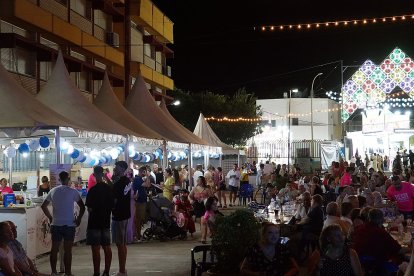Los vecinos de Berja también disfrutaron de comida y bebida en la Caseta Municipal.