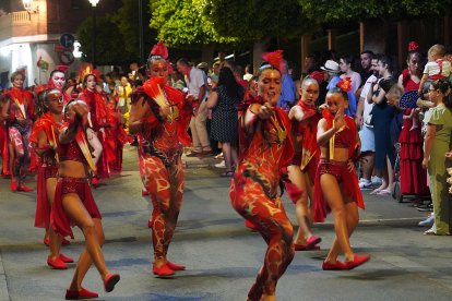 Actuación durante el desfile.
