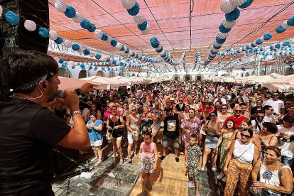 Actuación durante la Feria del Mediodía.