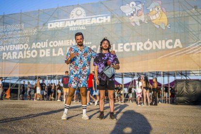 Rober Miranda y Miguel Fernández, de Vigo, presumen de sus camisas.
