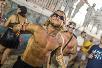 Un festivalero baila al son de Fatima Hajji.