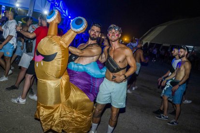 Un festivalero disfruta el Dreambeach disfrazado de caracol junto a su amigo.