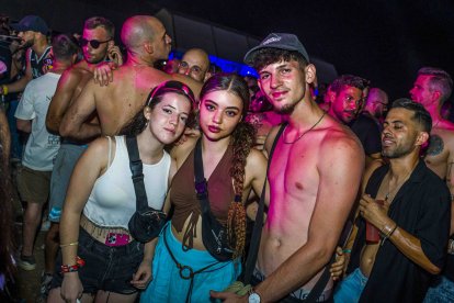 Tres festivaleros posan en mitad de la noche.