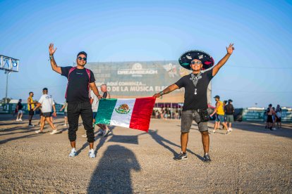 Pescaltre y Alberto posan con su bandera, orgullosos de México.