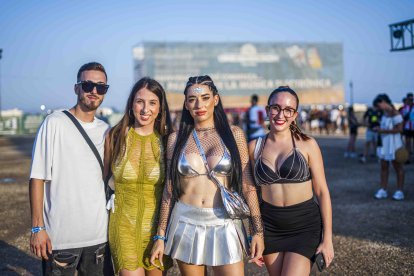 Alberto, María, Aixa y María, festivaleros murcianos que han venido a disfrutar del Dreambeach.