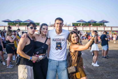 Grupo de amigos disfrutando del último día del Dreambeach.