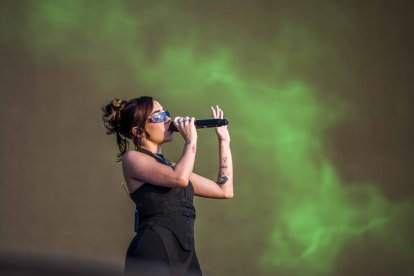 La artista argentina Nicki Nicole durante su actuación.