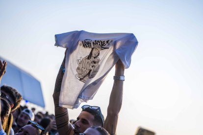 Camiseta de uno de los asistentes al concierto de Nicki Nicole.