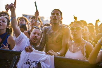 Público durante la actuación de la artista internacional Nicki Nicole.