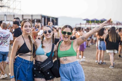 Grupo de amigas disfrutando del festival.