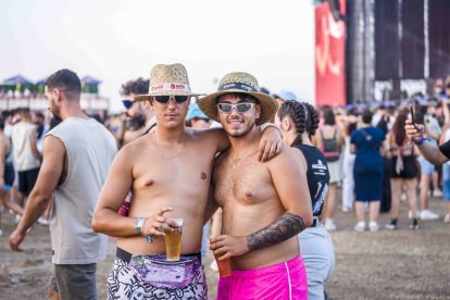 Dos amigos en el festival Dreambeach.