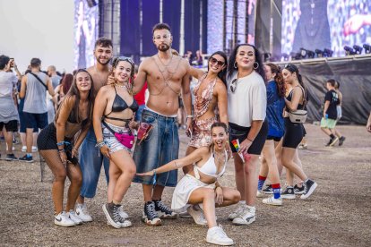 Grupo de amigos disfrutando del último día del festival.