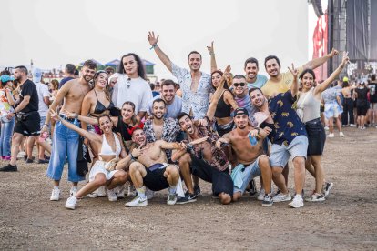 Grupo de amigos disfrutando del último día del festival.