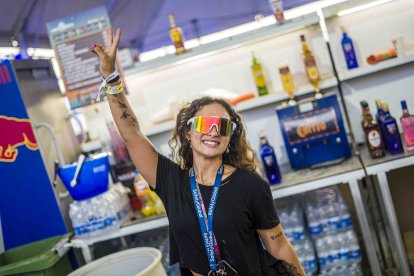 Camarera de Cádiz trabajando.