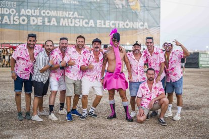 Grupo de amigos celebrando una despedida de soltero.
