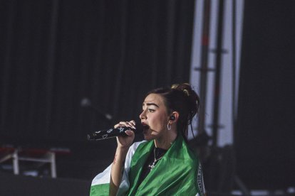 La artista argentina Nicki Nicole durante su actuación con la bandera de Andalucía.