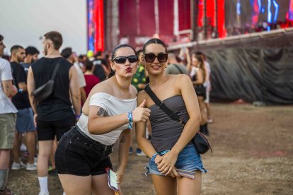 Dos chicas disfrutando del último día del Dreambeach.