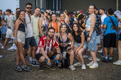 Grupo de amigos disfrutando del último día del Dreambeach.