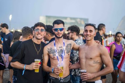 Grupo de amigos disfrutando del último día del Dreambeach.