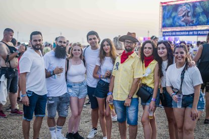 Grupo de amigos disfrutando del último día del Dreambeach.