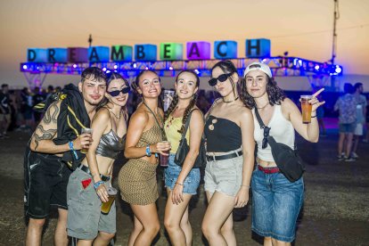 Grupo de amigos disfrutando del festival.