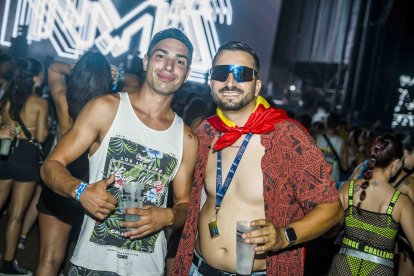 Dos amigos disfrutando del último día del Dreambeach.