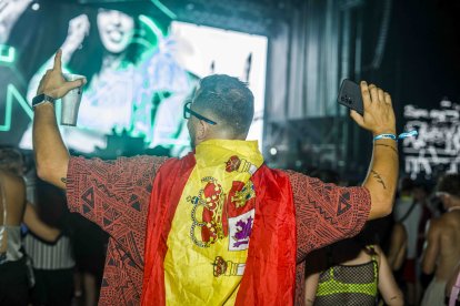 Un festivalero disfrutando del último día del Dreambeach y con la bandera de España a sus espaldas.