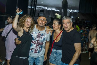 Grupo de amigos disfrutando del último día del Dreambeach 2024.