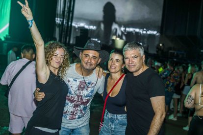 Grupo de amigos disfrutando del último día del Dreambeach 2024.