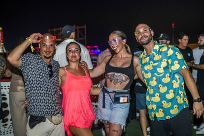 Grupo de amigos disfrutando del último día del Dreambeach 2024.