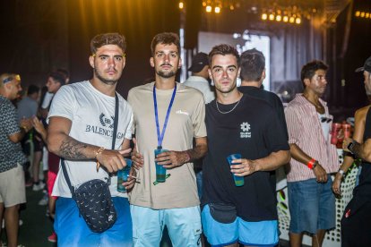 Grupo de amigos disfrutando del último día del Dreambeach 2024.