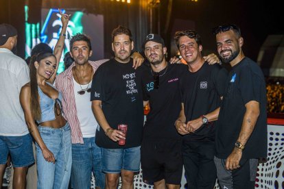 Grupo de amigos disfrutando del último día del Dreambeach 2024.
