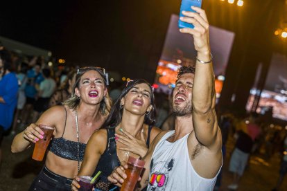 Grupo de amigos disfrutando del último día del Dreambeach 2024.