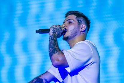 Actuación del artista almeriense RVFV.