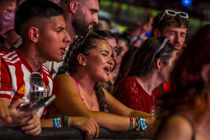 Público durante la actuación del almeriense RVFV en el Dreambeach.