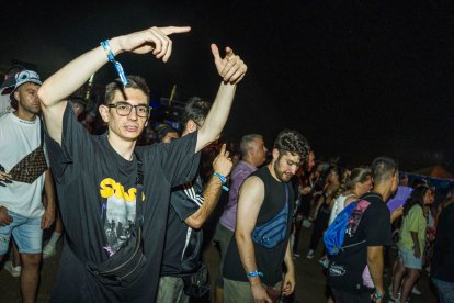 Grupo de amigos disfrutando del último día del Dreambeach 2024.