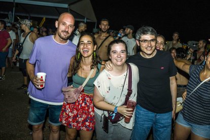 Fran Luque y Laura Martínez junto a sus amigos.