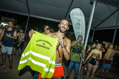 Un festivalero con un chaleco del Ayuntamiento de Almuñécar.