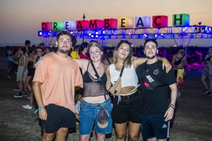 Maxi, Ana, Edurne y Víctor, festivaleros de Almería, Inglaterra, País Vasco y Madrid en el último día del Dreambeach.