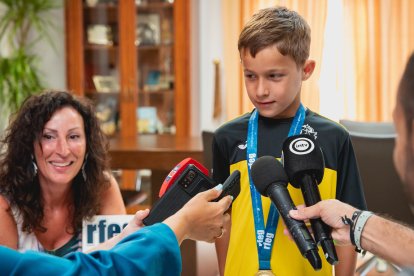 Leo Rodríguez respondiendo a los medios de comunicación.