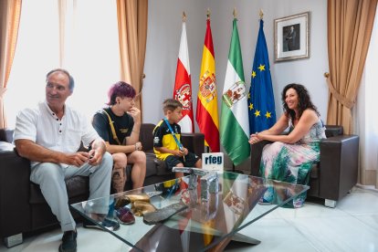 Leo Rodríguez y sus compañeros junto a la alcaldesa.