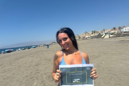 Pilar de Badajoz, sonriente con su bono para una noche en las casa cuevas del Tío Tobas.