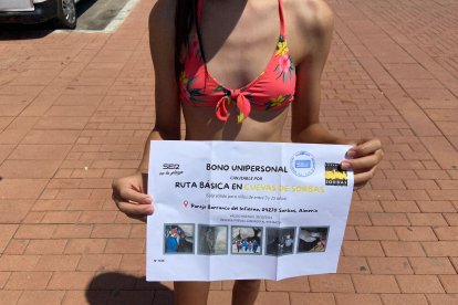 Niña posando con uno de los bonos infantiles para visitar las Cuevas de Sorbas.