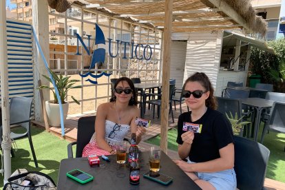 Isabel (izquierda) llegada desde tierras murcianas y cliente de Náutico, ganó la entrada doble para el Supercross de Cuevas del Almanzora.