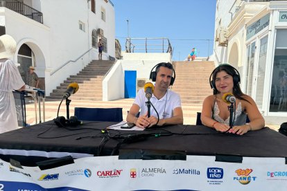 Amalia López, concejala de Turismo de Roquetas de Mar, volvió al set de la SER en la playa.