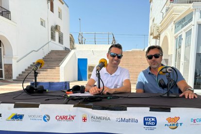 Paco García, vicepresidente de la Asociación de Empresarios Turísticos de Roquetas de Mar, en una entrevista junto a Fran García.