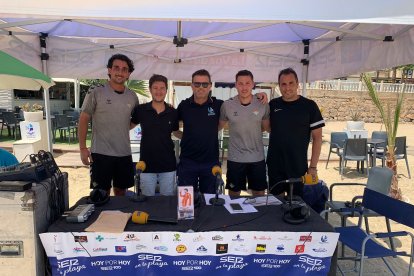 El gerente de Náutico, David Franco (centro) con coordinadores de la R. Betis Academy, el periodista Guillermo Mirón y el edil de Deportes Jose Osorio.