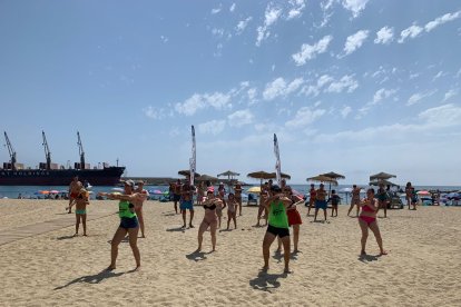 Numerosas personas se movieron al ritmo de Levántate y Baila en la playa de Garrucha.