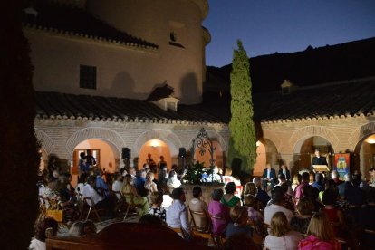 Acto de presentación del cartel de la Romería del Saliente de 2024 en el claustro del Santuario. Foto de Ginés Ruiz.