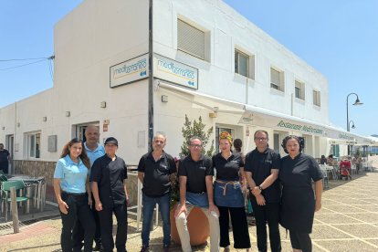 El equipo de restaurante Mediterráneo posando frente al mar de Cabo de Gata.